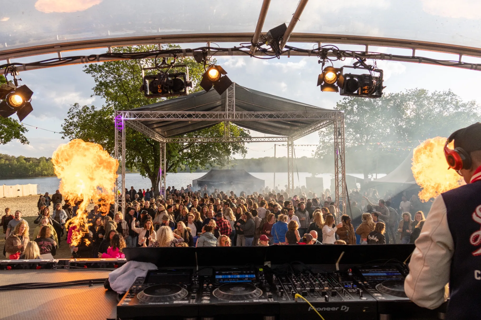 Festivalpodium met vuurkanonnen tijdens avondshow